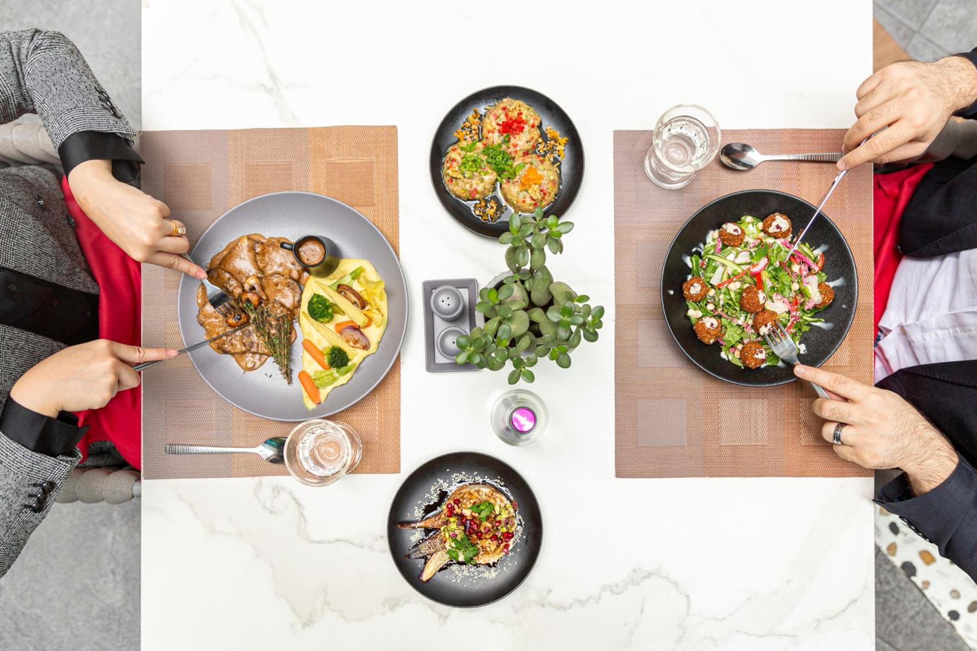Intercontinental Doha The City By Ihg Luaran gambar A selection of dishes at the restaurant